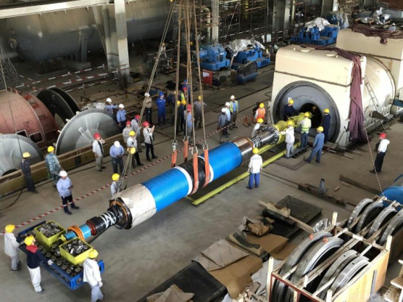 湖北工程巴基斯坦塔爾項目發(fā)電機(jī)轉(zhuǎn)子一次裝穿成功