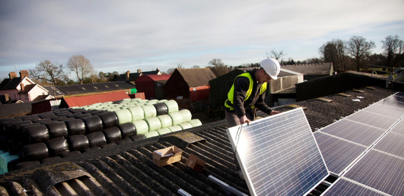 2017年是可再生能源的創紀錄的一年，但為了實現巴黎目標還需要更多的努力