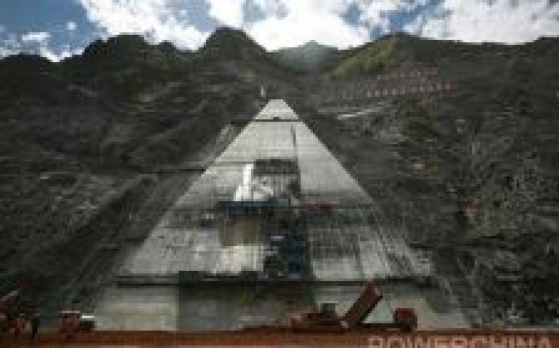 兩河口水電站大壩心墻蓋板混凝土澆筑提前完成