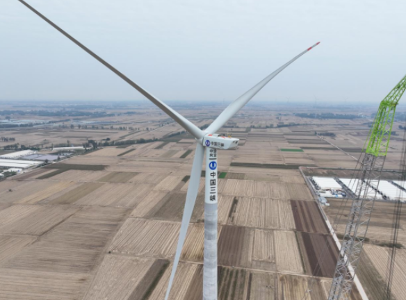 中國山東莘縣312.5兆瓦風(fēng)電項(xiàng)目首座風(fēng)機(jī)順利吊裝