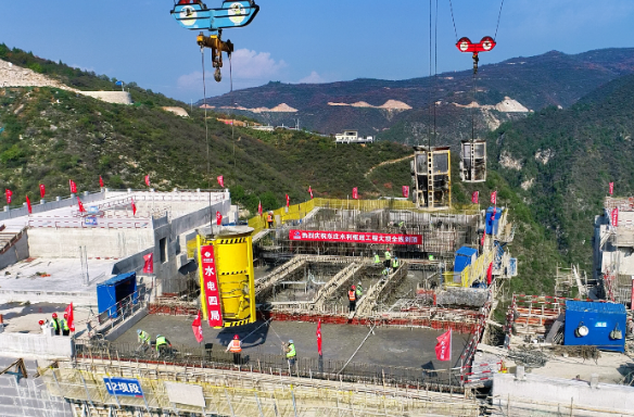 中國陜西東莊水利樞紐工程大壩全線澆筑到頂