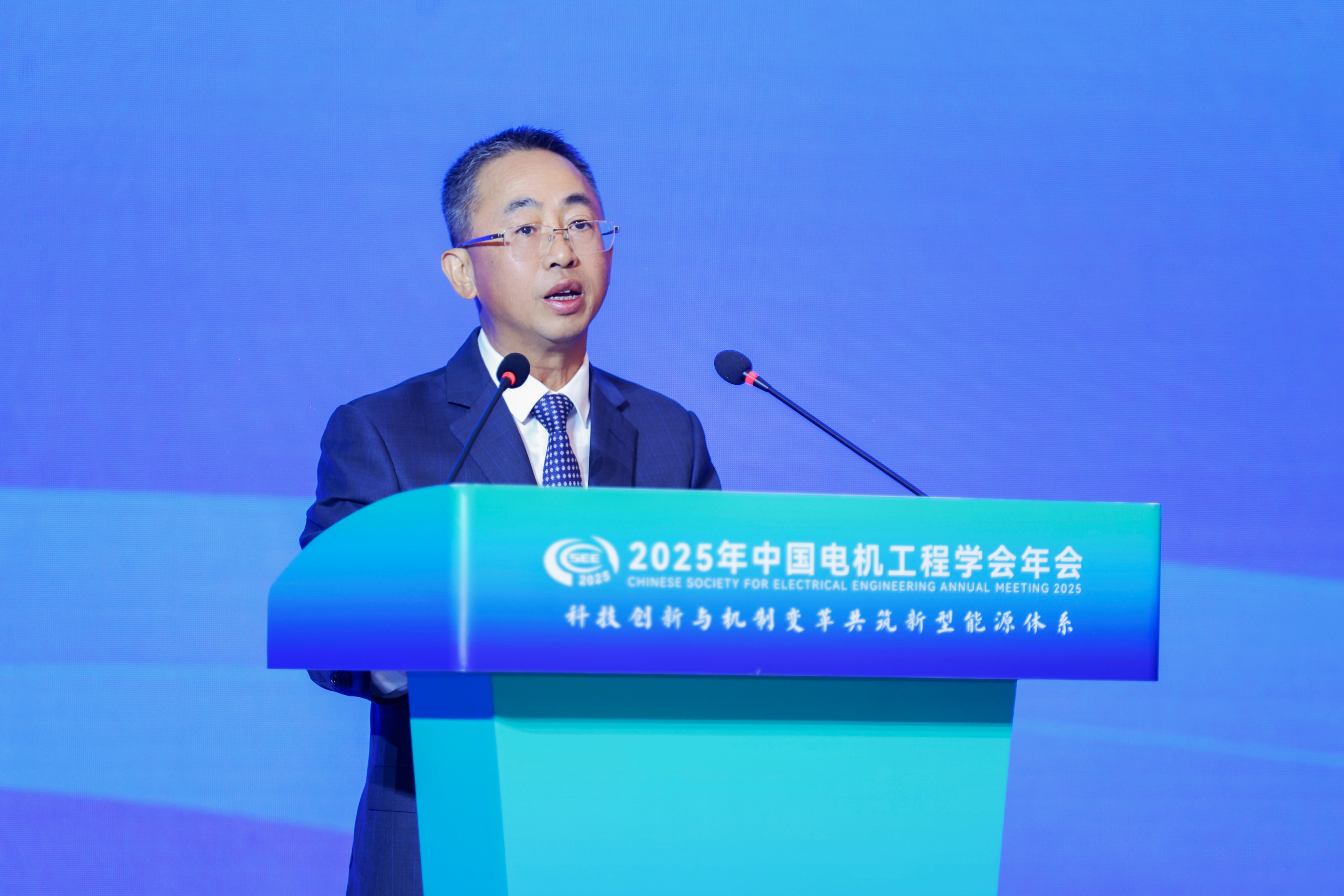 華為侯金龍：全場景構(gòu)網(wǎng)，光風(fēng)儲協(xié)同，推動新能源成為主力電源