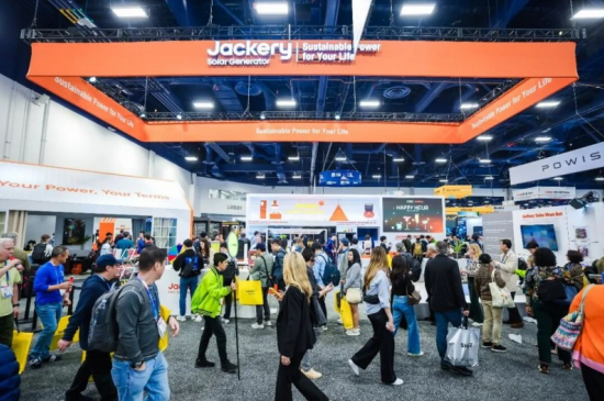 錨定智能綠電賽道！華寶新能光儲火星機(jī)器人重構(gòu)儲能行業(yè)新格局